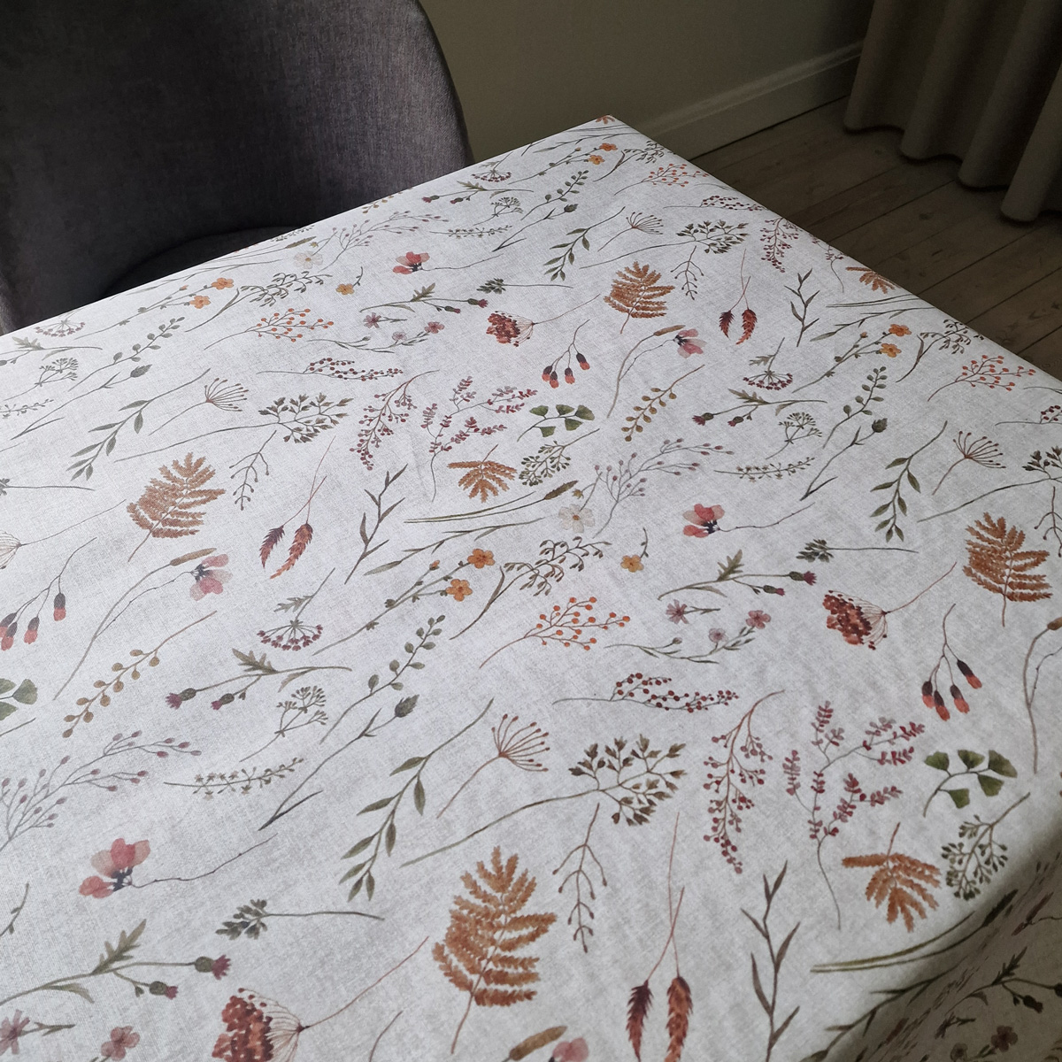TAMMI TABLE CLOTH W/ANTISLIP