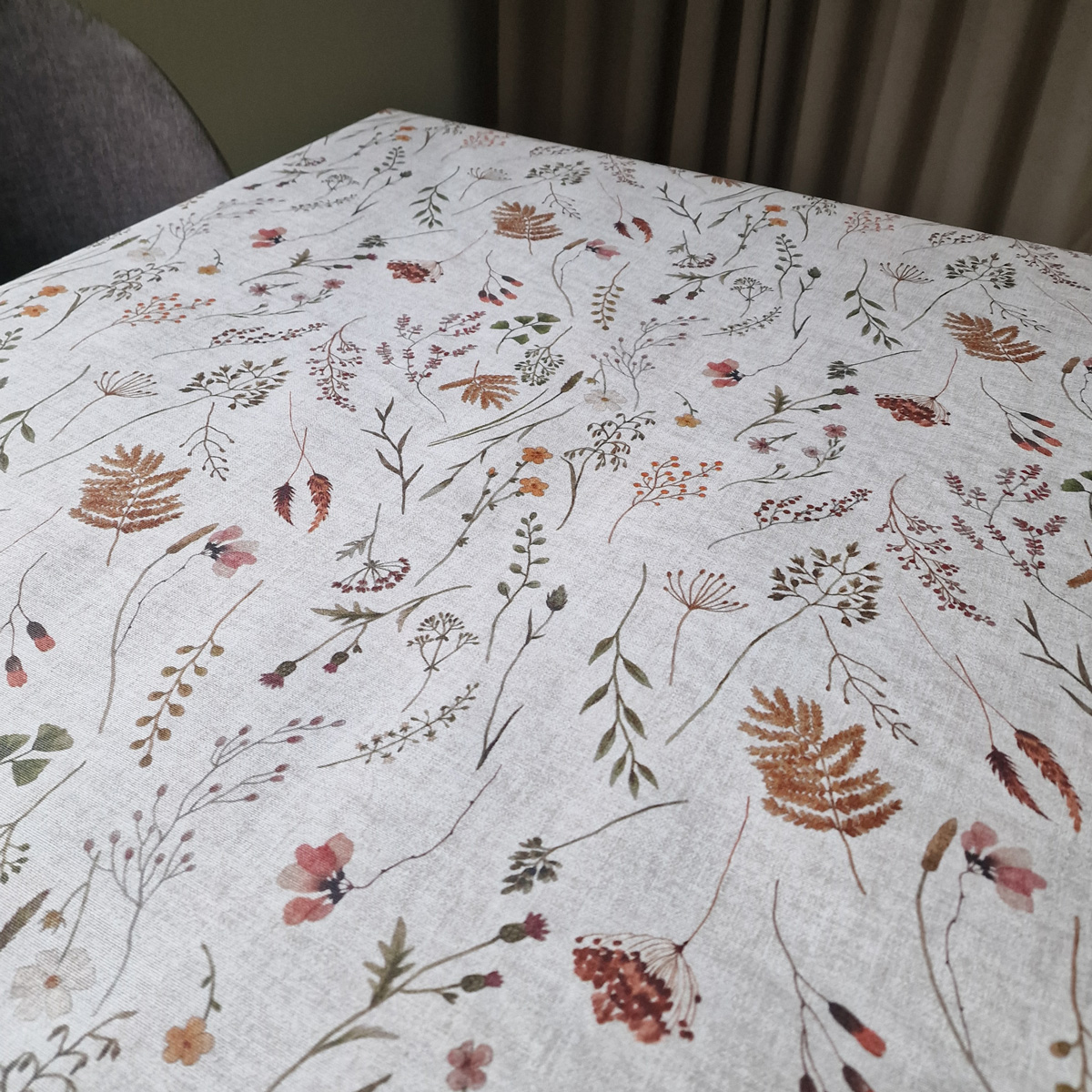 TAMMI TABLE CLOTH W/ANTISLIP